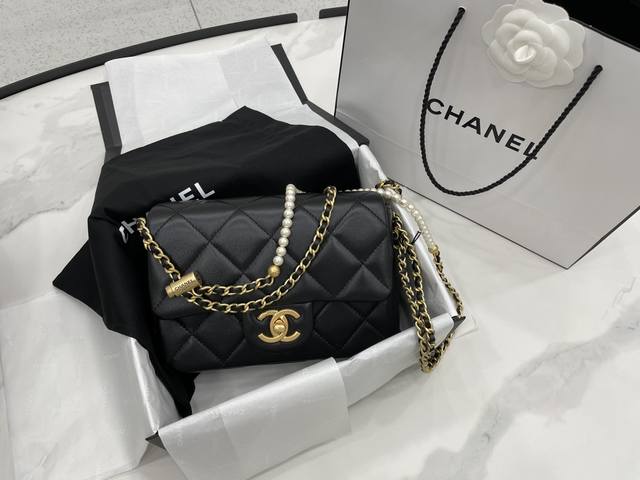 As2855 Chanel 21K秋冬 珍珠调节扣手机包 绵羊皮 金色扣调节扣 可调整长短尺寸更合适！ 可塞进Pro Max手机 但是要斜着放才能把拉链拉起来哦