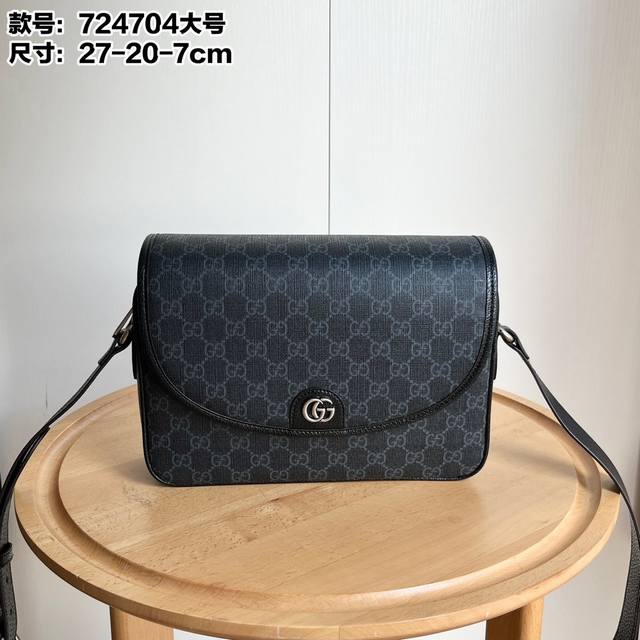 实拍# 型号：724704 尺寸：27X20X7Cm Ophidia系列迷你Gg肩背包，通过别具一格的全新方式焕新演绎。金属孔眼和铆钉设计不仅是对传统造型的诠释