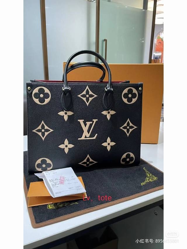 Onthego 中号 原厂原厂小牛皮，M45495黑色 Onthego 中号 Tote 包将 Monogram 图案先印染后压印于柔软粒面牛皮，其充裕内里可容纳