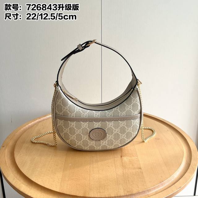 实拍# 款号：726843 尺寸；22X 12.5X 5Cm Gg半月造型迷你手袋， 这款迷你手袋采用新月造型搭配Gg Supreme帆布材质，散发出浓郁的复古