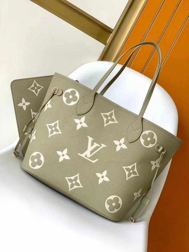 M46649绿本款 Neverfull 中号手袋选用 Monogram Empreinte 皮革，可为当季着装增添盎然春意。收紧两侧系带可收拢宽敞空间，亦可放开