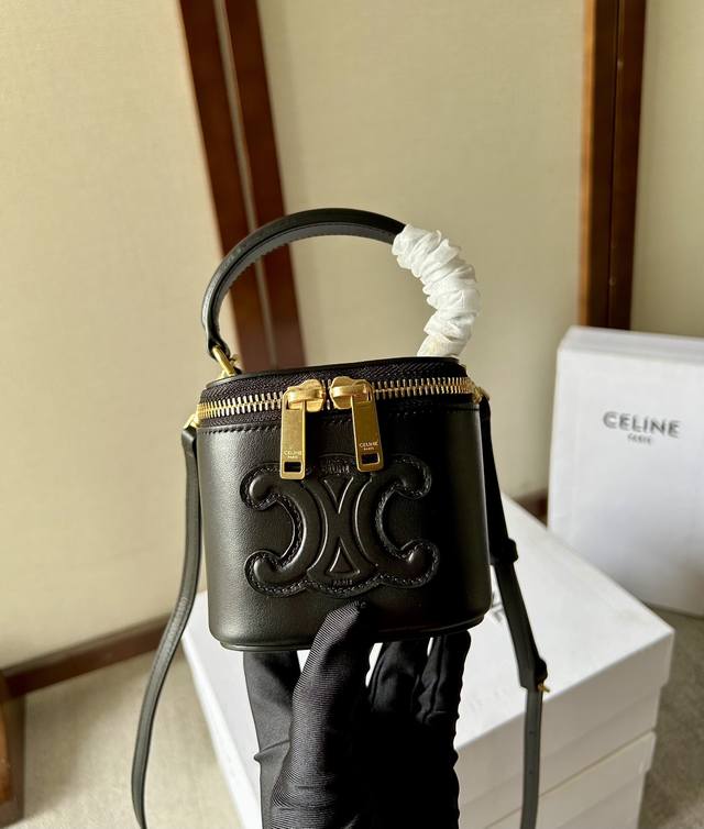 Celin-E 23S春夏-迷你光滑牛皮革化妆箱 Celine 新色盒子非常可爱正中少女心～实在令人爱不释手～ 季节限定款 性价比超高！小巧可爱 超级百搭款～夏