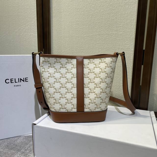 Celine Folco 秋冬新品 一系列经典老花，经典依旧，不过时 空间够大 材质耐磨 款号：191442 白Pvc 30X22X13