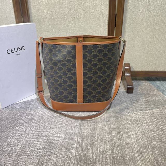 Celine Folco 秋冬新品 一系列经典老花，经典依旧，不过时 空间够大 材质耐磨 款号：191132 Pvc棕 33×27×17