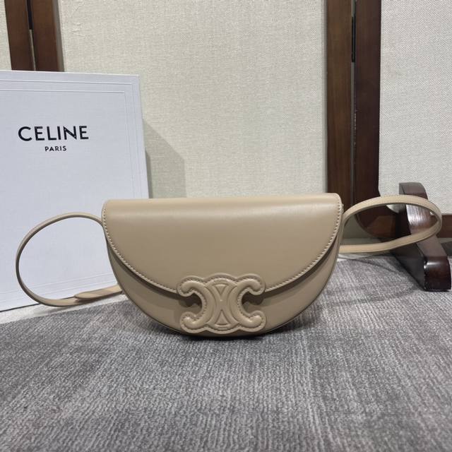 Ce22冬季秀款｜月亮包Celine Basace凯旋门 纯皮质 没有金属呈于表面的装点 反而将一切回归质朴按扣开合 原厂皮搭配纯钢金 极致的细节 包型很有设计