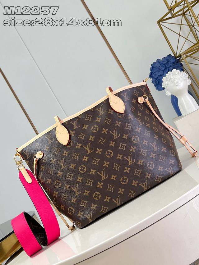 Mm12257 作为路易威登的经典设计之一，Neverfull BandoulièRe Inside Out 中号手袋此次取材 Monogram 帆布和条纹织物