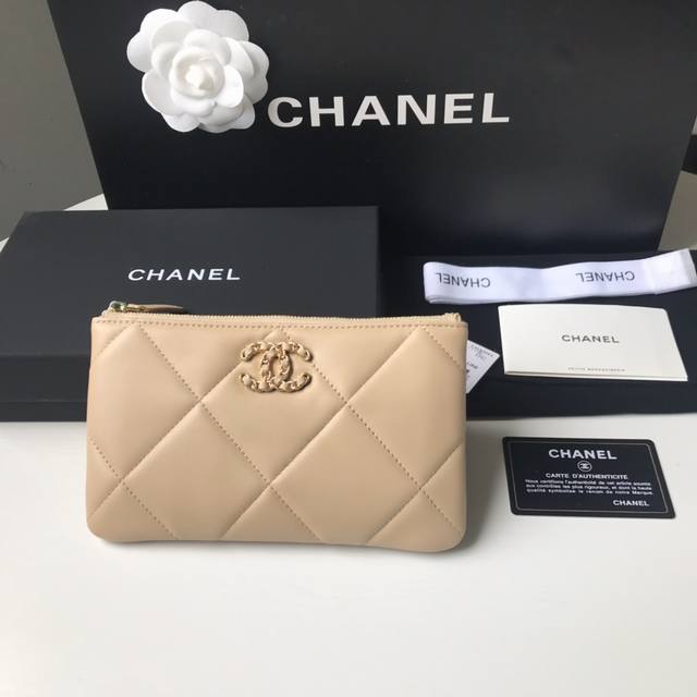 Chanel 19系列小羊皮手拿随身包到货、时尚大气、款号A P1159尺寸：20X12.2X1Cm。